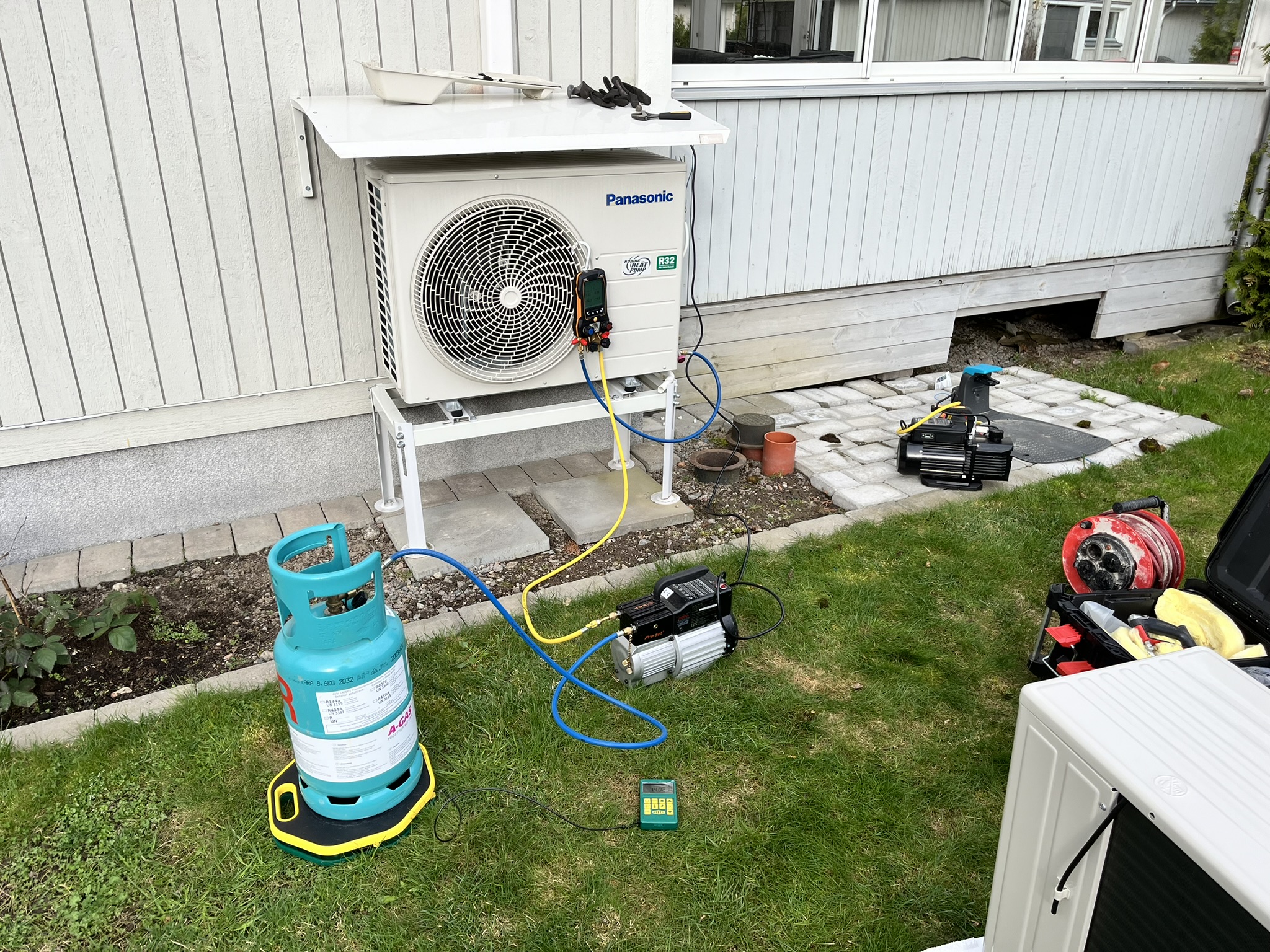Ingen fastighet är för liten för att energieffektiviseras. En värmepump eller rätt inställd ventilation kan hjälpa till att spara pengar kWh och samtidigt förbättra miljön